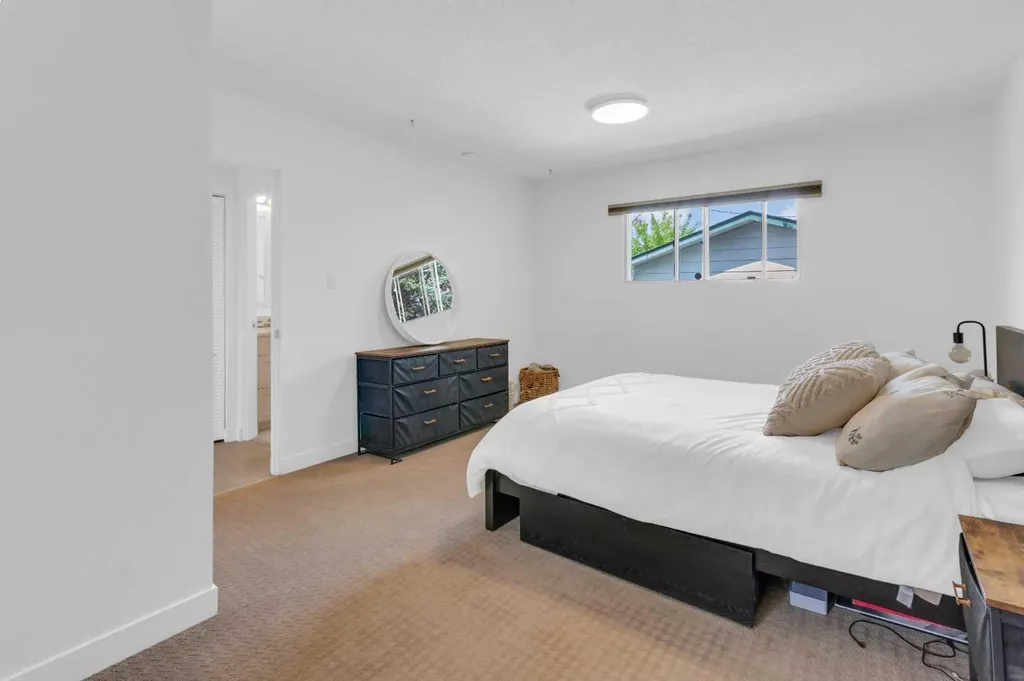 77 Hogarth Crescent SW Calgary AB T2V3A8