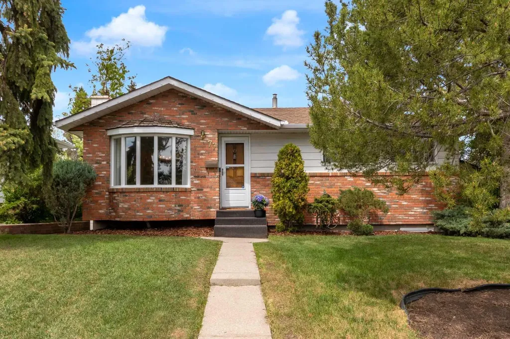 77 Hogarth Crescent SW Calgary AB T2V3A8