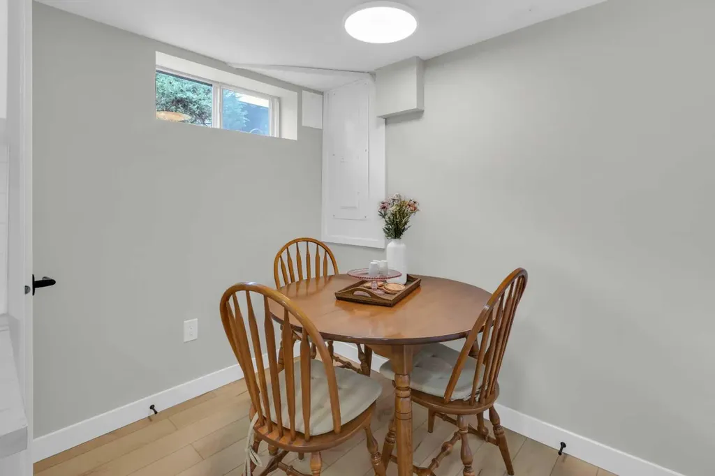 77 Hogarth Crescent SW Calgary AB T2V3A8