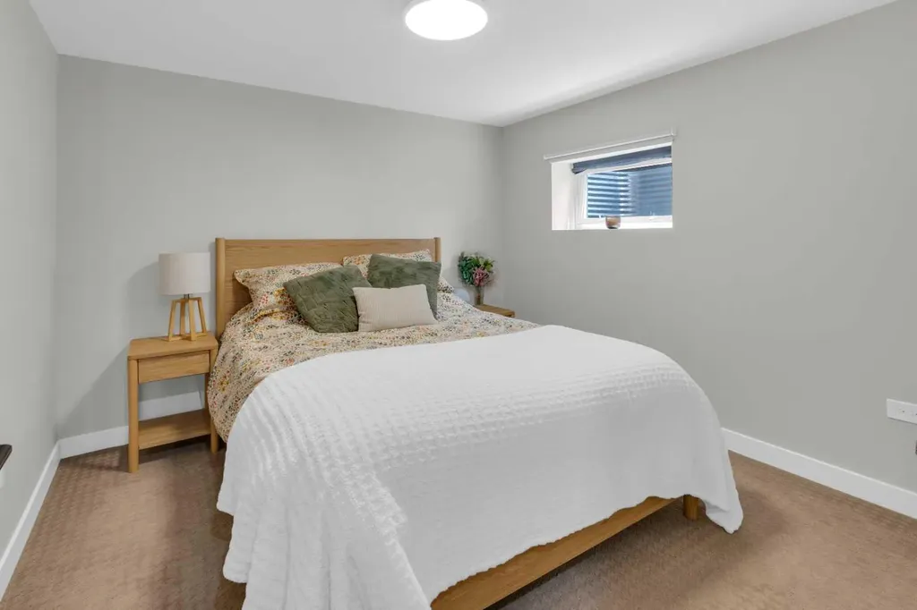 77 Hogarth Crescent SW Calgary AB T2V3A8