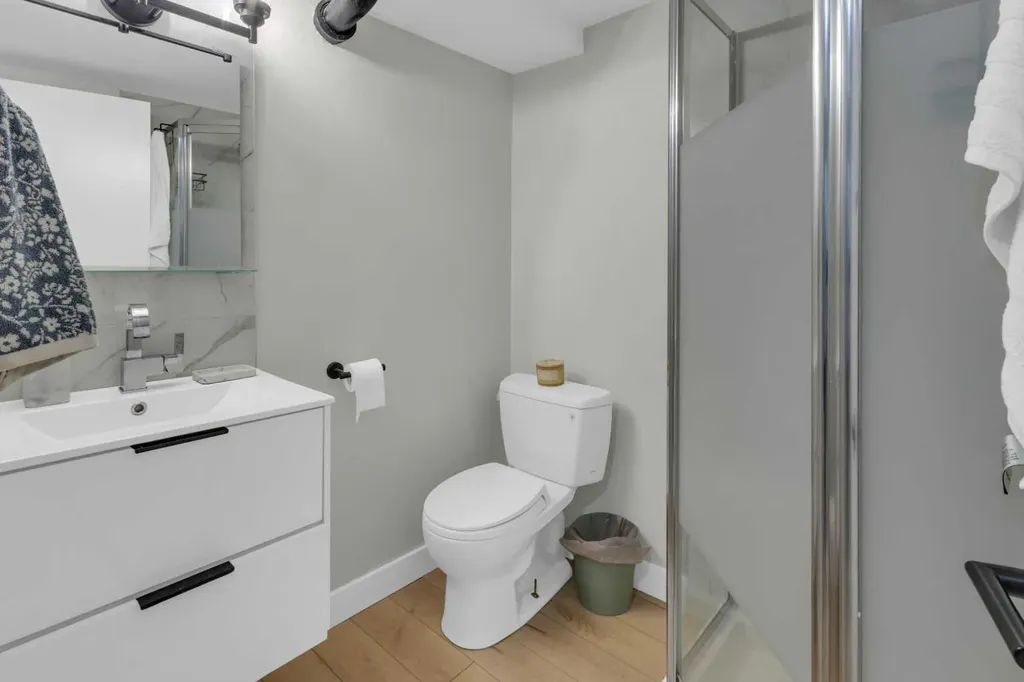 77 Hogarth Crescent SW Calgary AB T2V3A8