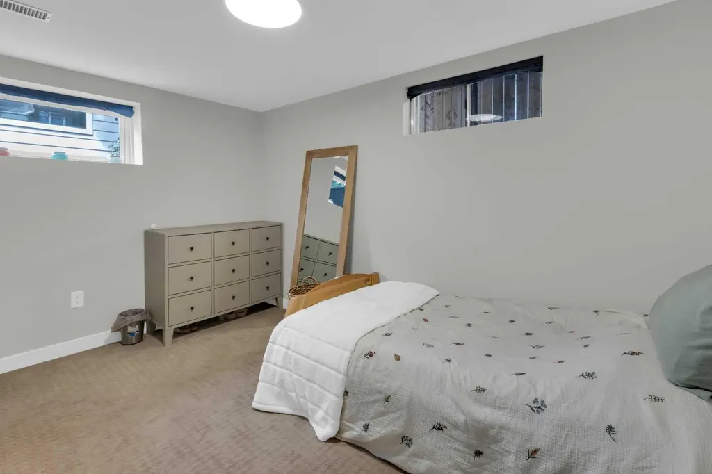 77 Hogarth Crescent SW Calgary AB T2V3A8