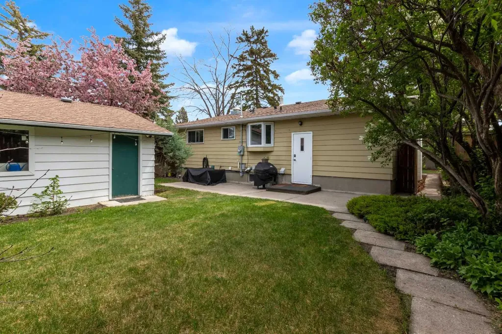 77 Hogarth Crescent SW Calgary AB T2V3A8