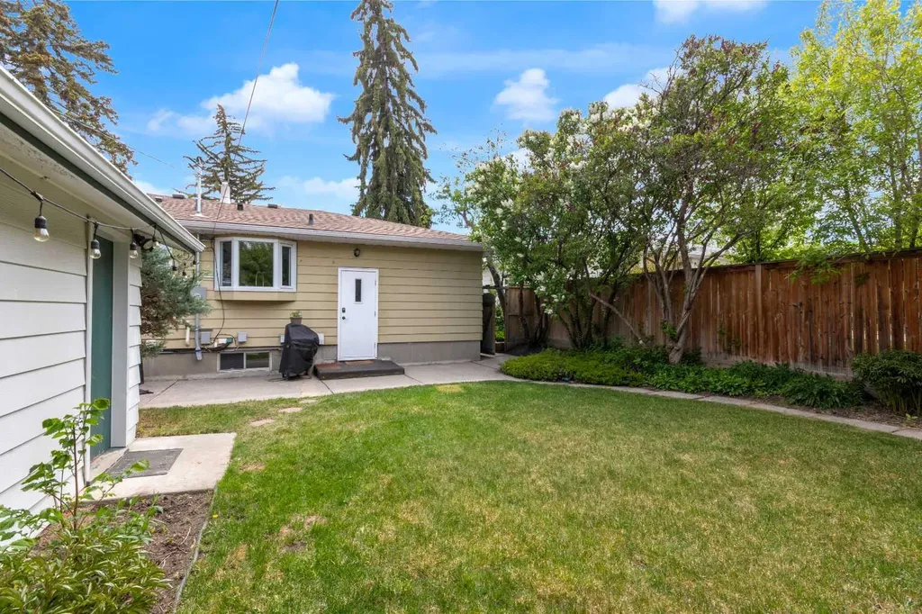 77 Hogarth Crescent SW Calgary AB T2V3A8