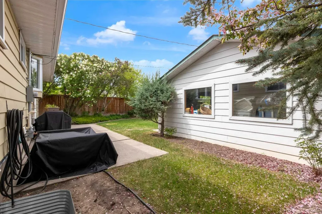 77 Hogarth Crescent SW Calgary AB T2V3A8