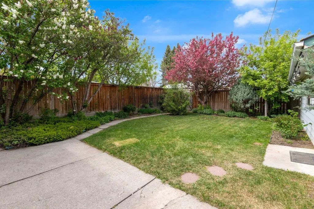 77 Hogarth Crescent SW Calgary AB T2V3A8