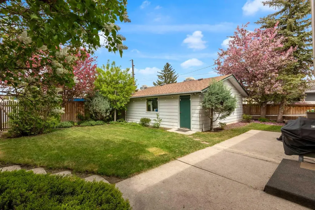 77 Hogarth Crescent SW Calgary AB T2V3A8