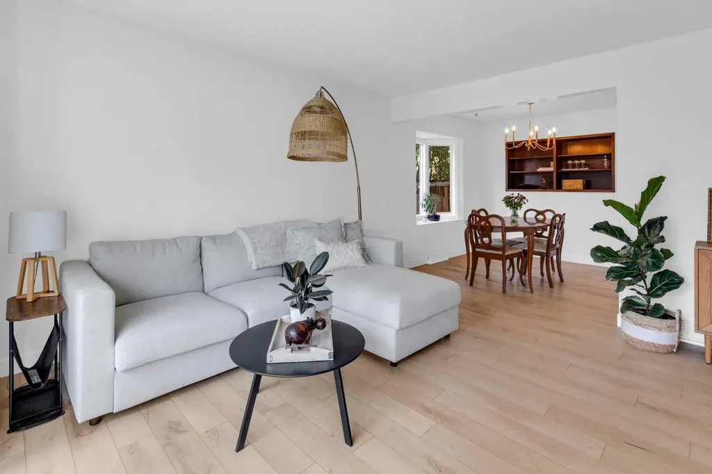 77 Hogarth Crescent SW Calgary AB T2V3A8
