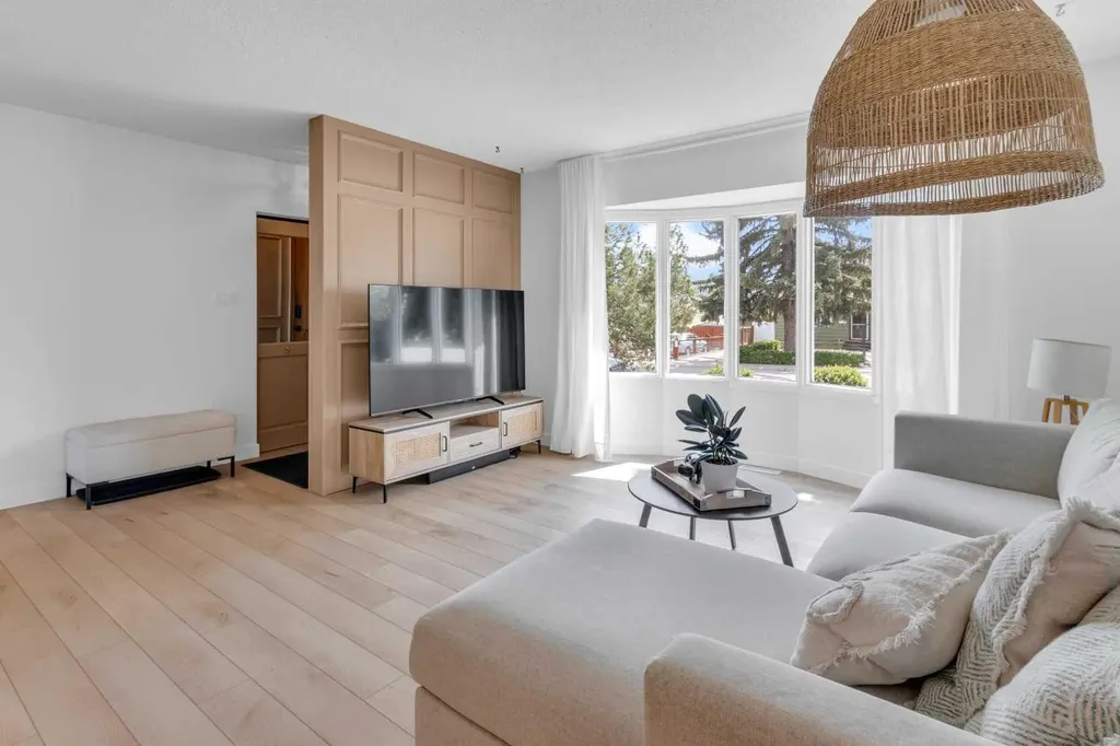 77 Hogarth Crescent SW Calgary AB T2V3A8