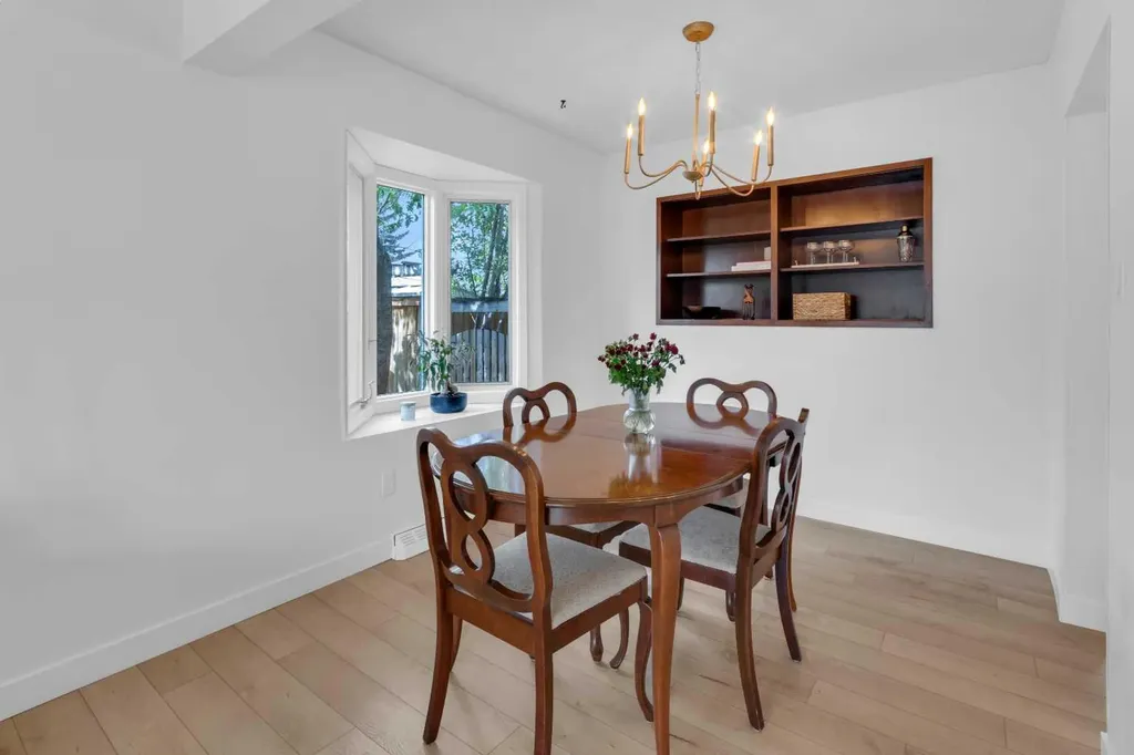 77 Hogarth Crescent SW Calgary AB T2V3A8