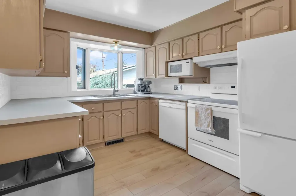 77 Hogarth Crescent SW Calgary AB T2V3A8