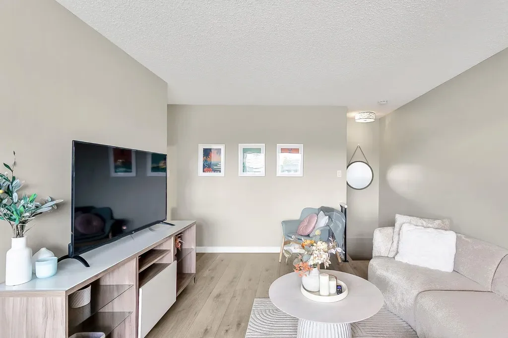 3519 49 Street NW Calgary AB T3A 2C7