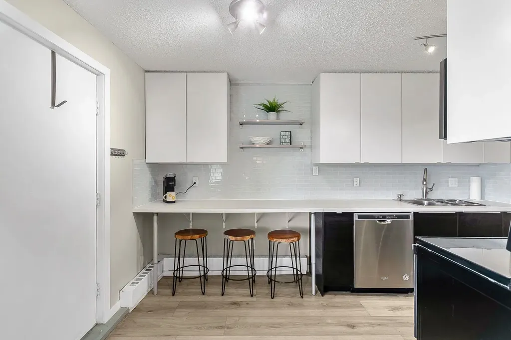 3519 49 Street NW Calgary AB T3A 2C7