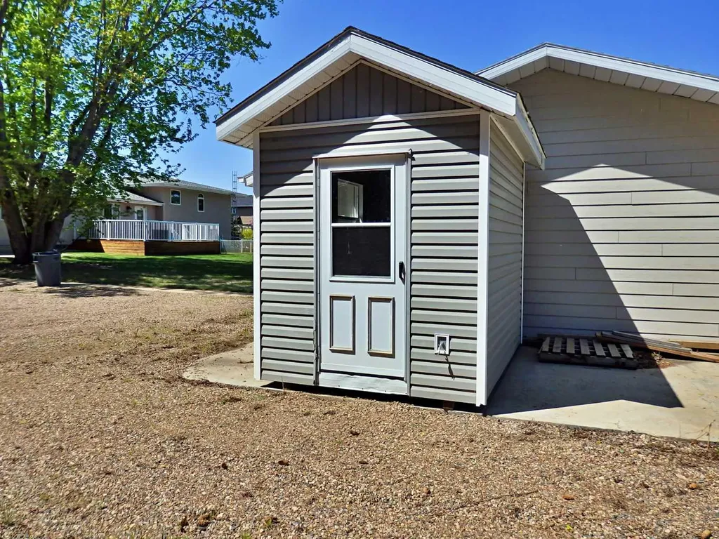 5922 52 Avenue Vermilion AB T9X 1X3
