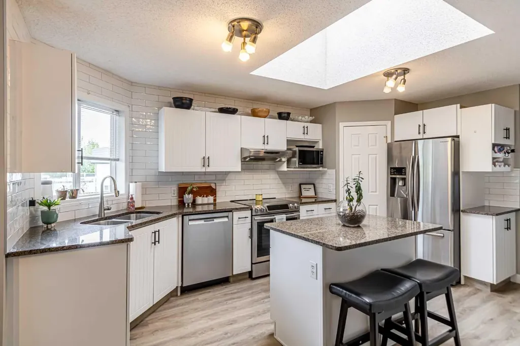 79 West Lakeview Passage Chestermere AB T1X 1E7