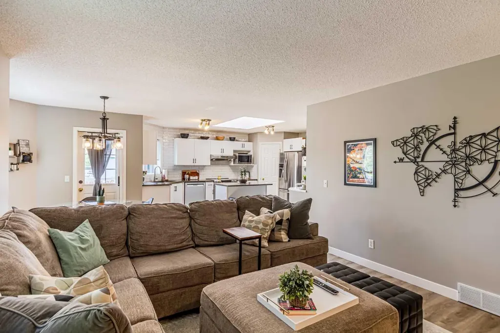 79 West Lakeview Passage Chestermere AB T1X 1E7