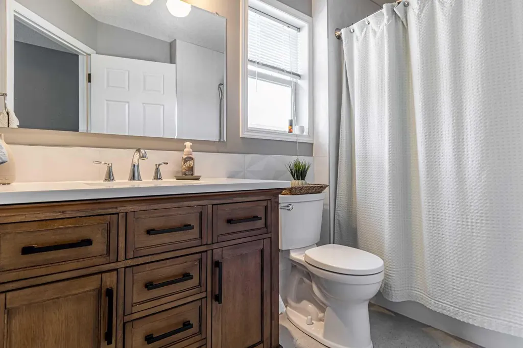 79 West Lakeview Passage Chestermere AB T1X 1E7