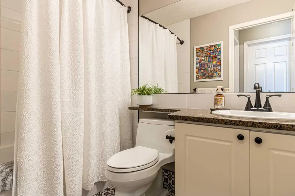 79 West Lakeview Passage Chestermere AB T1X 1E7