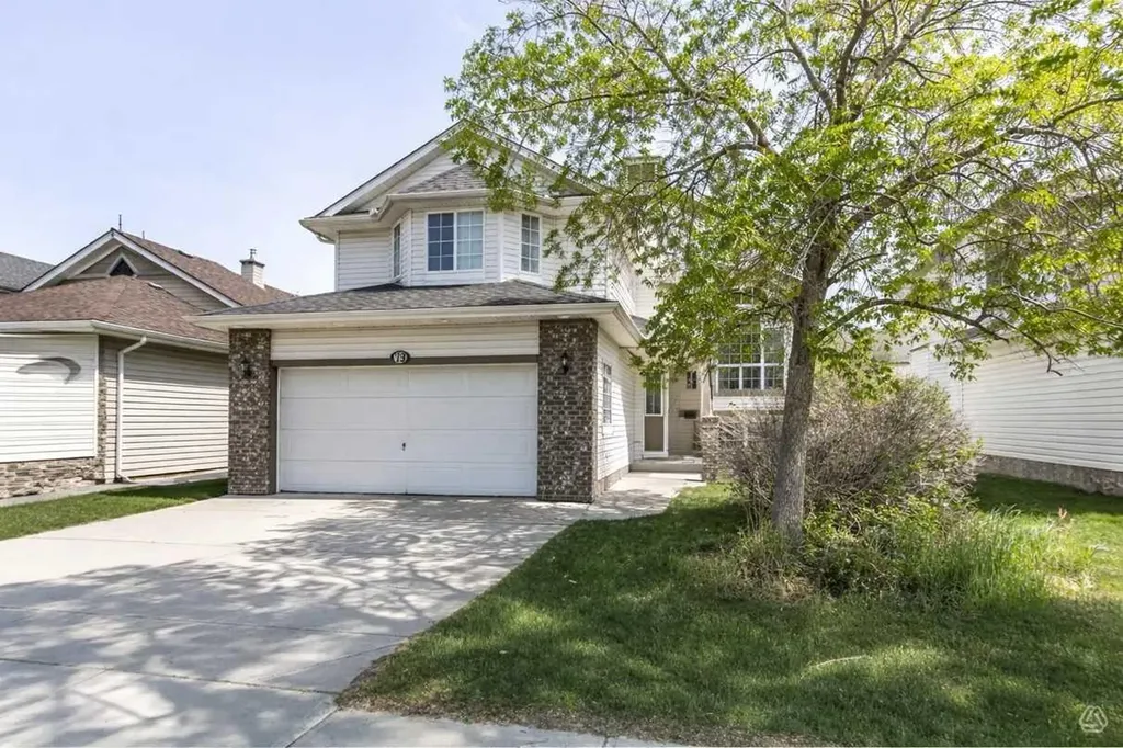79 West Lakeview Passage Chestermere AB T1X 1E7