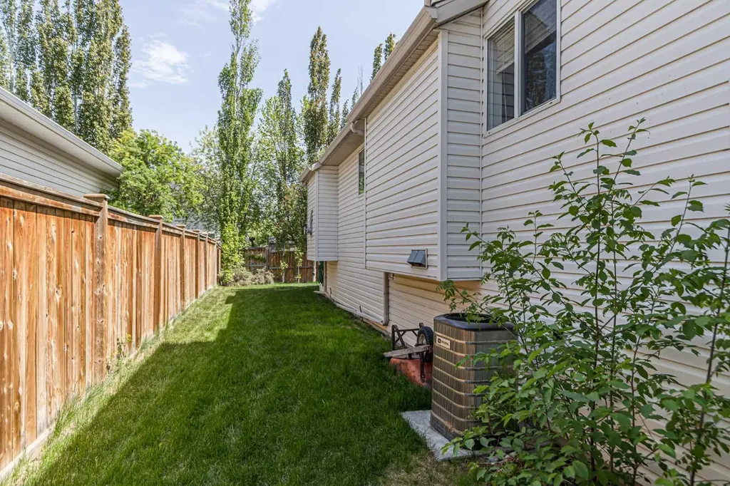 79 West Lakeview Passage Chestermere AB T1X 1E7