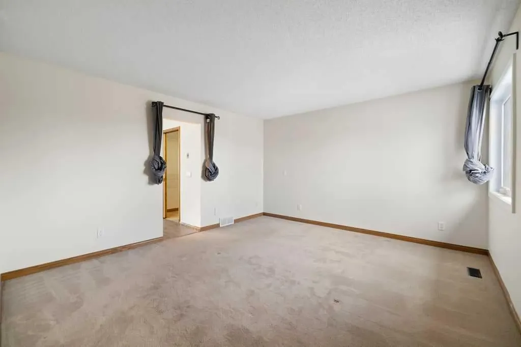 439 Douglas Woods Drive SE Calgary AB T2Z2H1