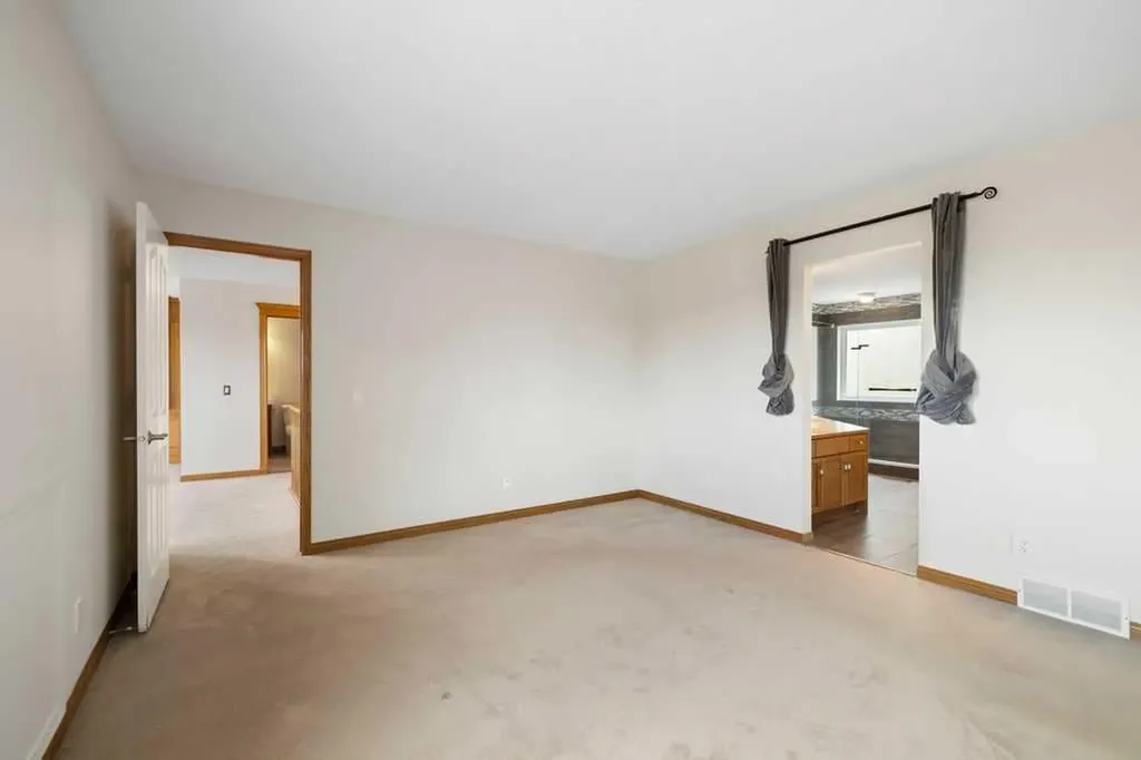 439 Douglas Woods Drive SE Calgary AB T2Z2H1