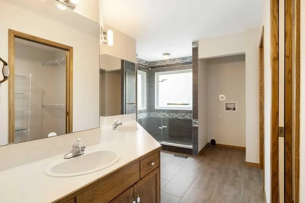 439 Douglas Woods Drive SE Calgary AB T2Z2H1