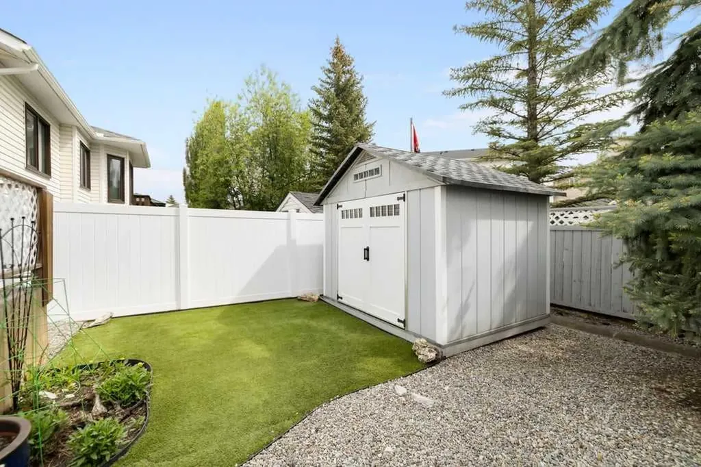 439 Douglas Woods Drive SE Calgary AB T2Z2H1