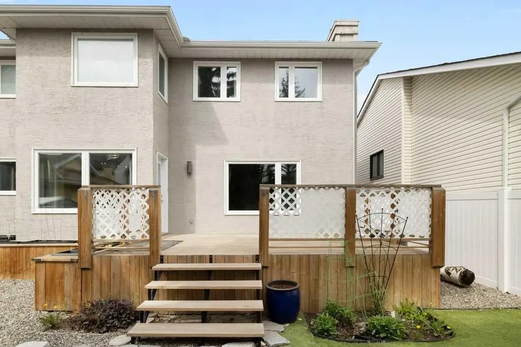 439 Douglas Woods Drive SE Calgary AB T2Z2H1