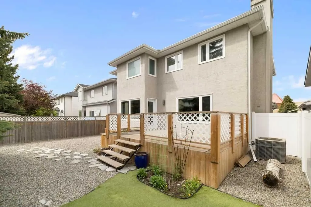 439 Douglas Woods Drive SE Calgary AB T2Z2H1