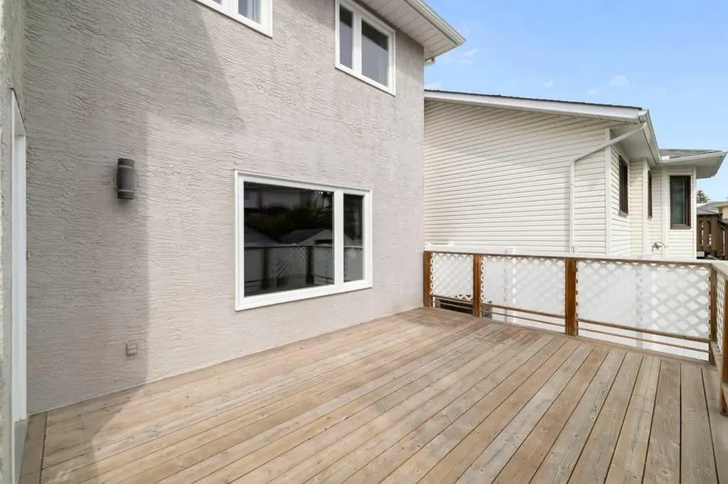 439 Douglas Woods Drive SE Calgary AB T2Z2H1