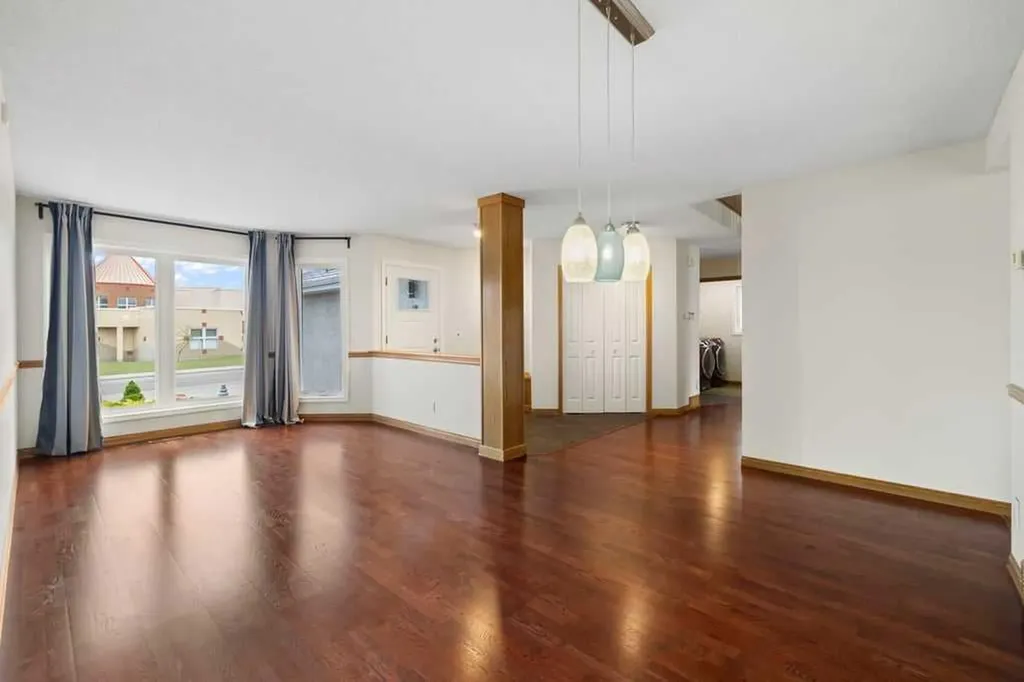 439 Douglas Woods Drive SE Calgary AB T2Z2H1