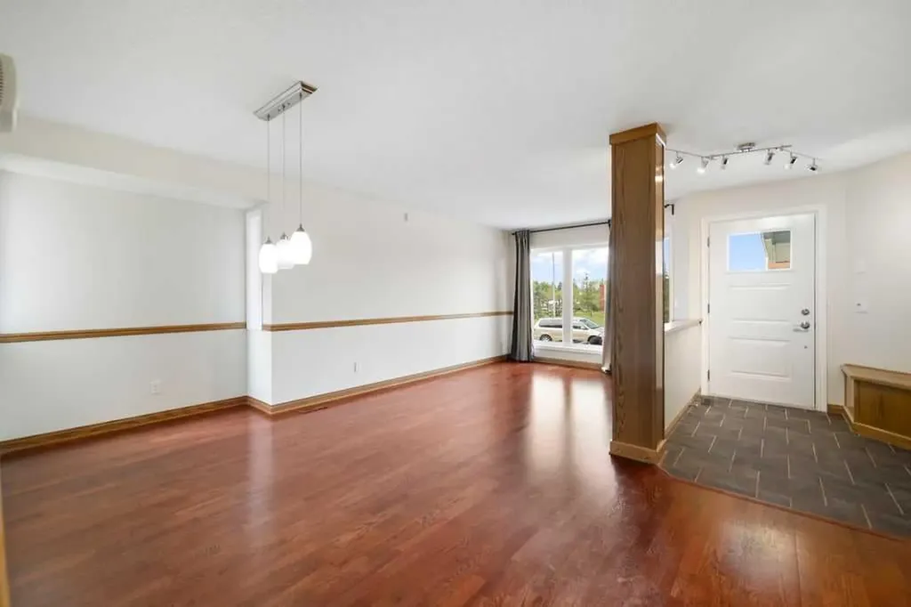 439 Douglas Woods Drive SE Calgary AB T2Z2H1