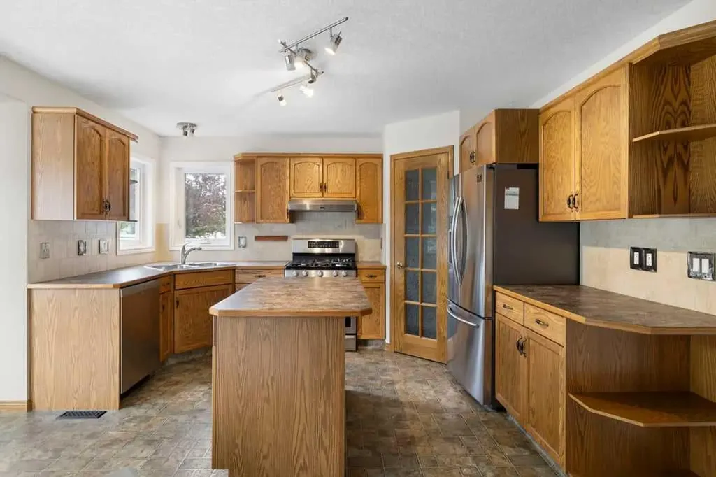439 Douglas Woods Drive SE Calgary AB T2Z2H1