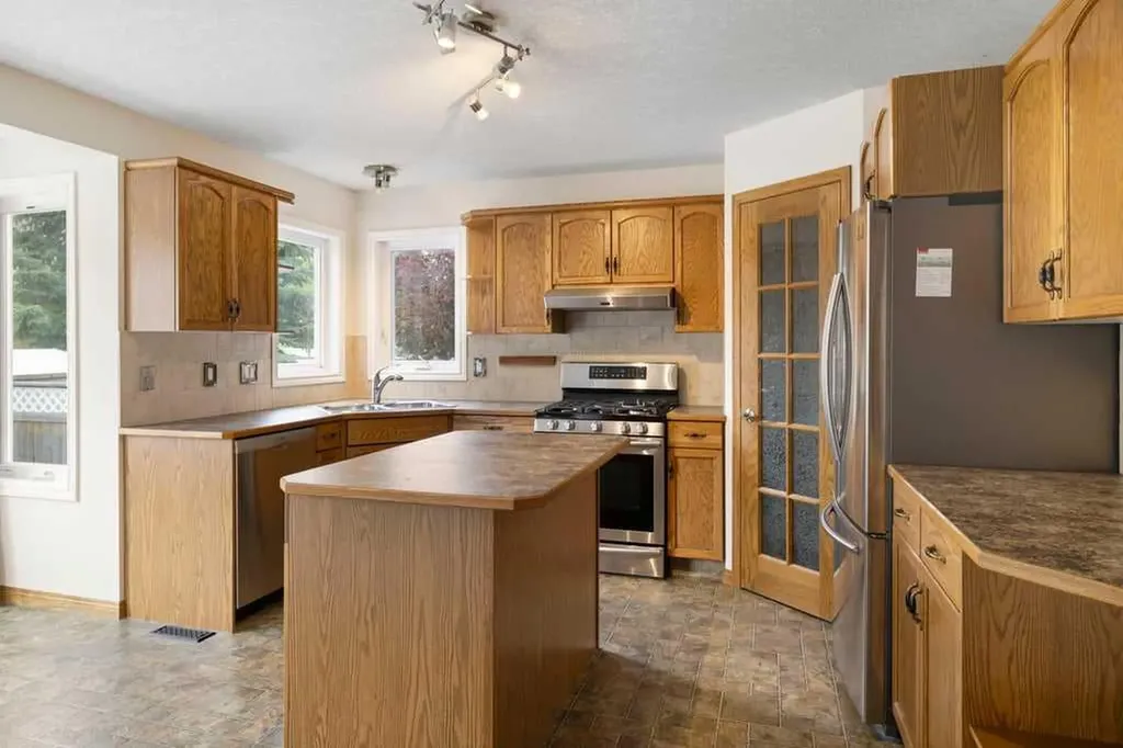 439 Douglas Woods Drive SE Calgary AB T2Z2H1