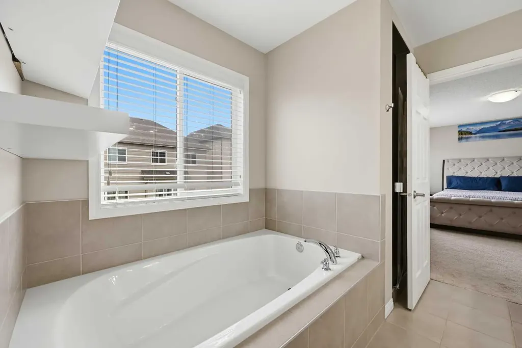 146 Windwood Grove SW Airdrie AB T4B 3S8