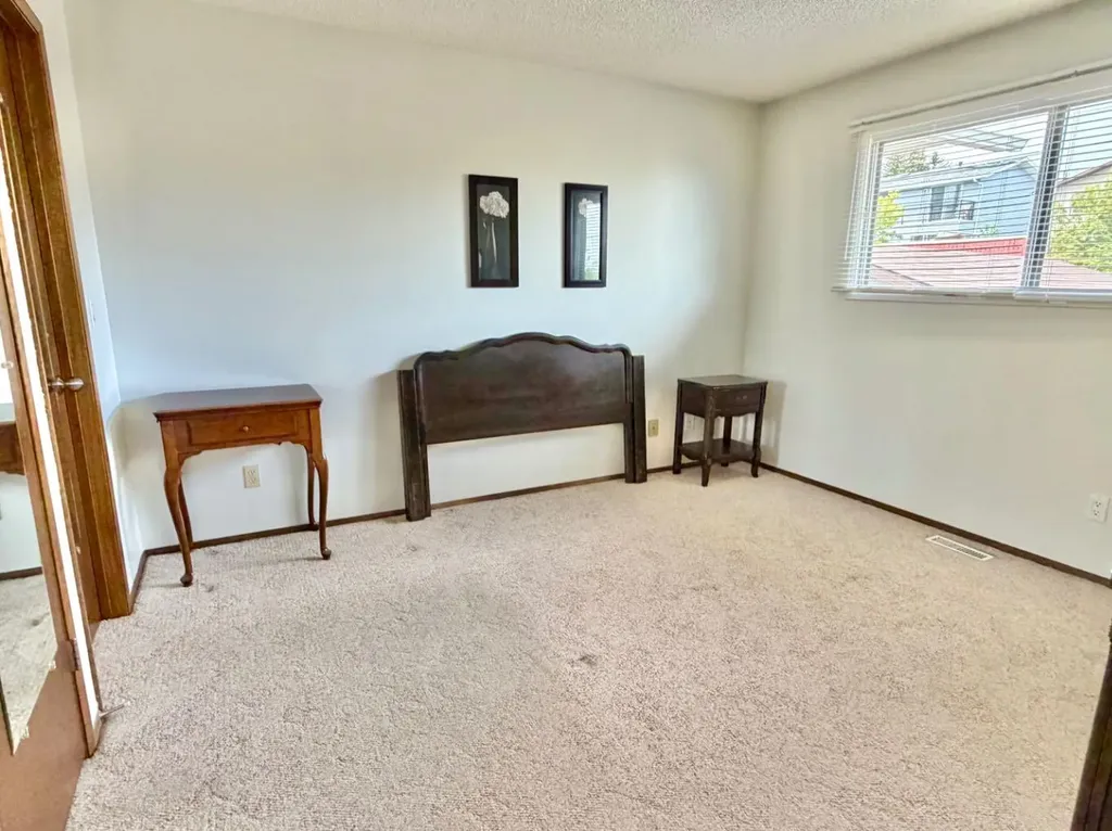 1387 Berkley Drive NW Calgary AB T3K1T5