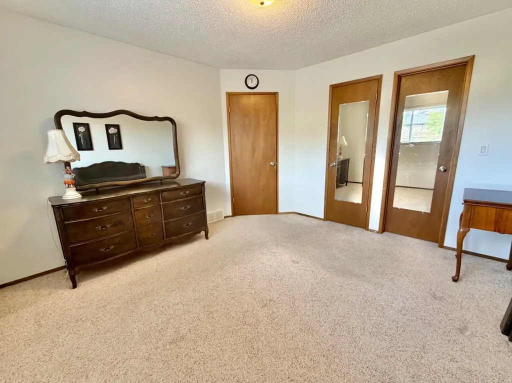 1387 Berkley Drive NW Calgary AB T3K1T5