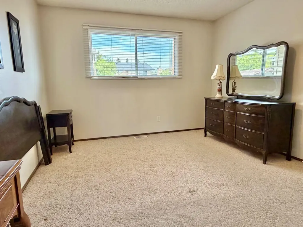 1387 Berkley Drive NW Calgary AB T3K1T5