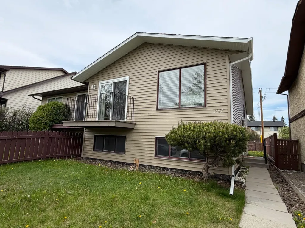 1387 Berkley Drive NW Calgary AB T3K1T5