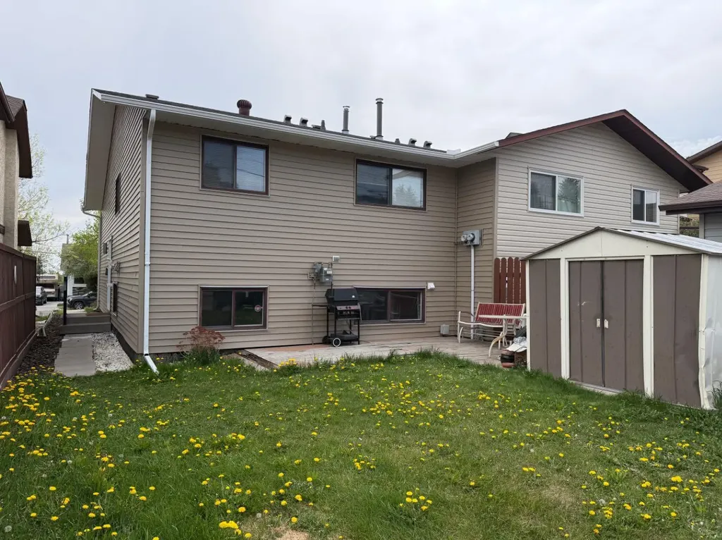1387 Berkley Drive NW Calgary AB T3K1T5