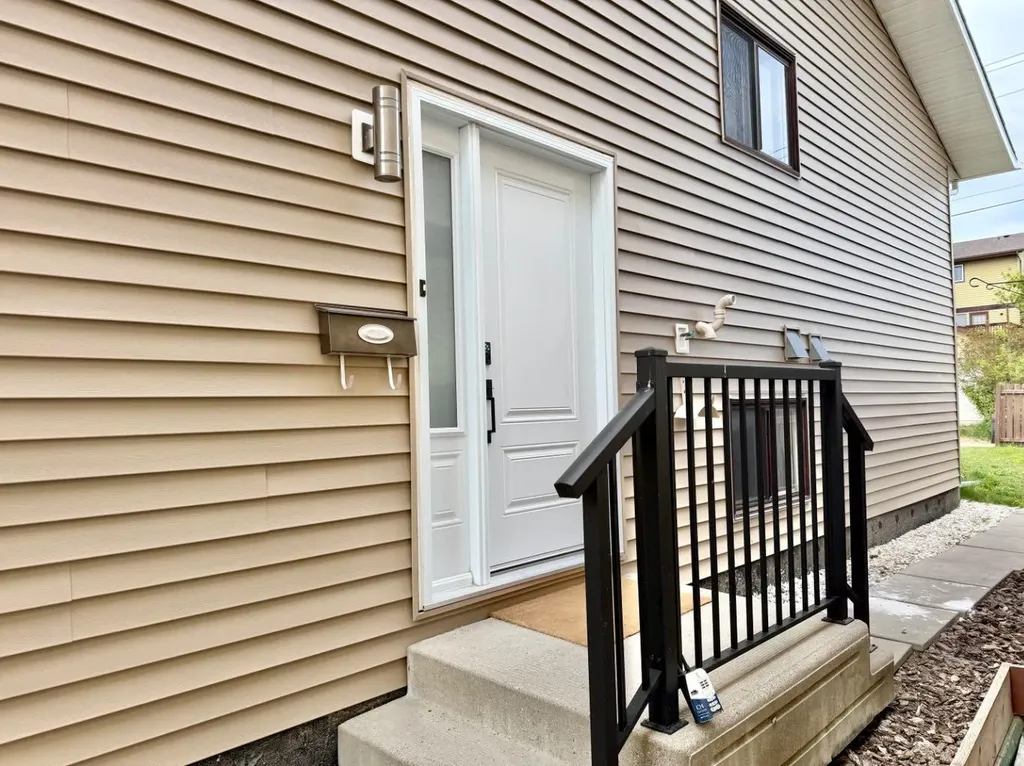1387 Berkley Drive NW Calgary AB T3K1T5