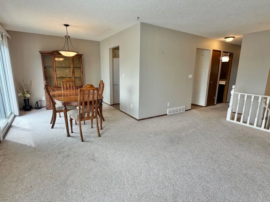 1387 Berkley Drive NW Calgary AB T3K1T5