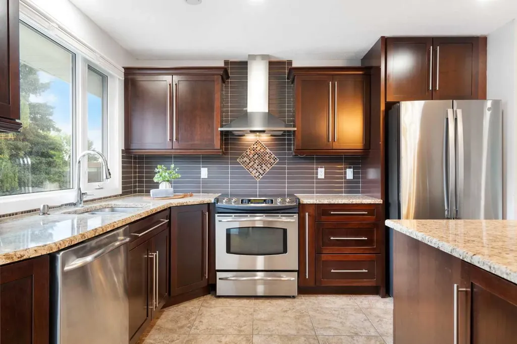 1016 Cannock Place SW Calgary AB T2W 1M7