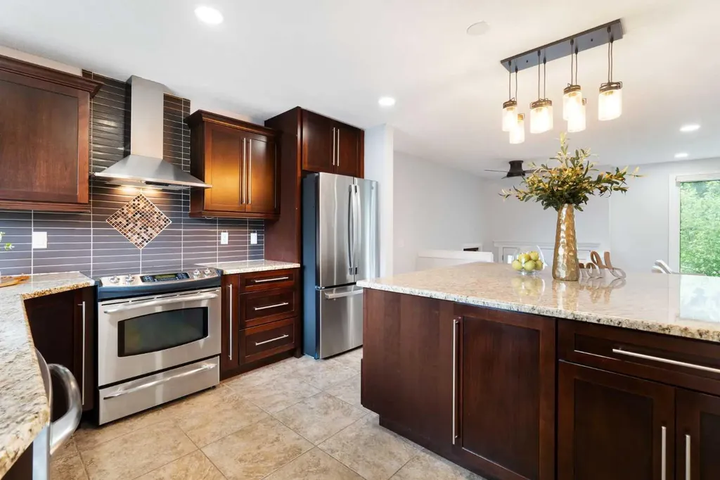 1016 Cannock Place SW Calgary AB T2W 1M7