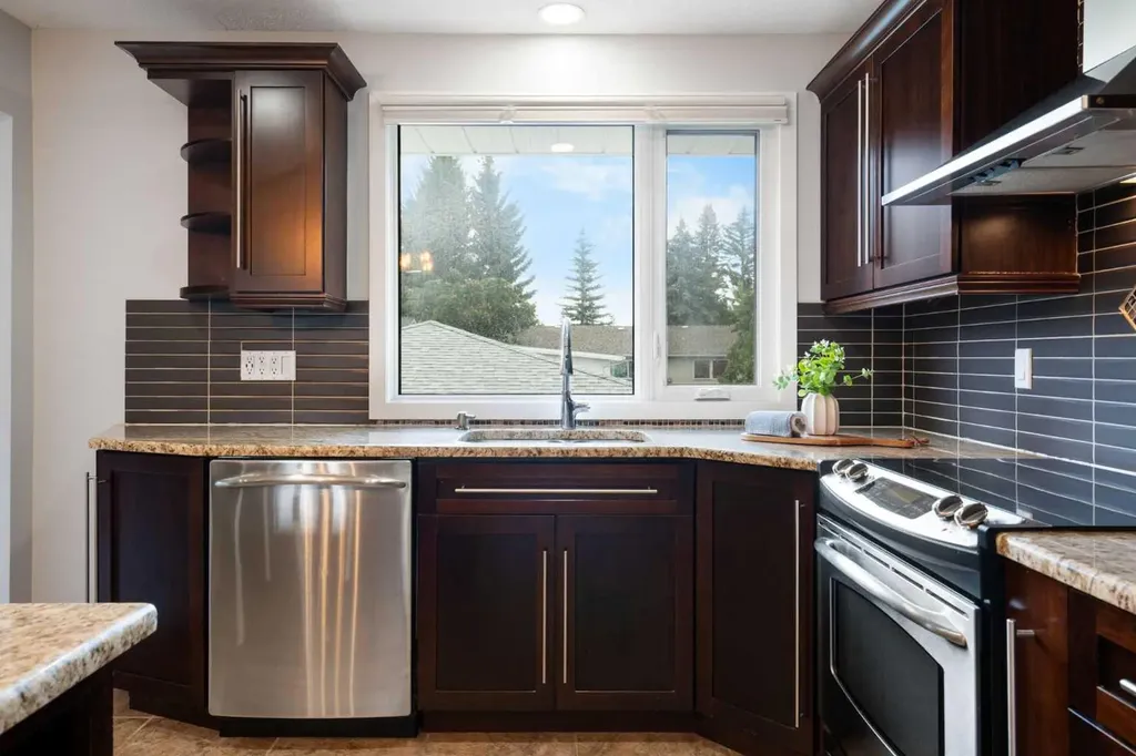 1016 Cannock Place SW Calgary AB T2W 1M7