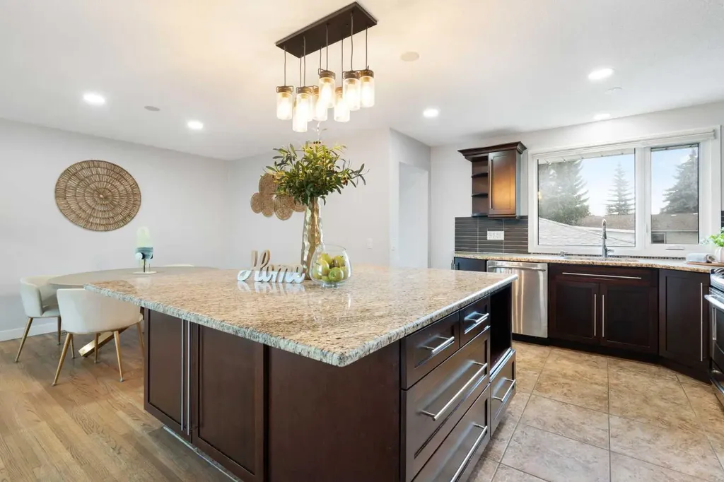 1016 Cannock Place SW Calgary AB T2W 1M7