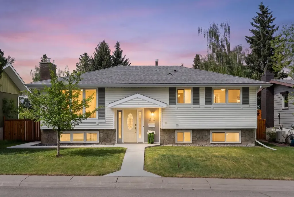 1016 Cannock Place SW Calgary AB T2W 1M7