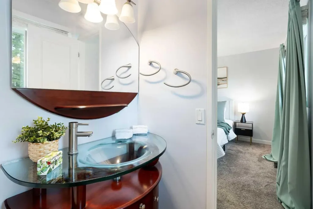 1016 Cannock Place SW Calgary AB T2W 1M7