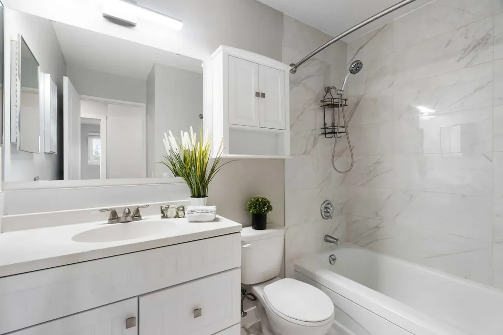 1016 Cannock Place SW Calgary AB T2W 1M7